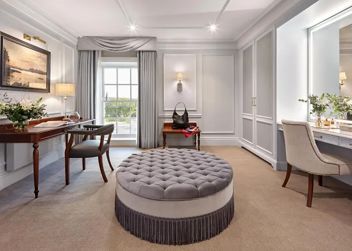 Hayfield Manor Отель