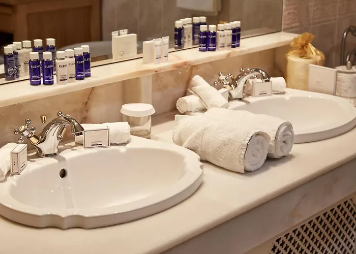 Hayfield Manor Отель