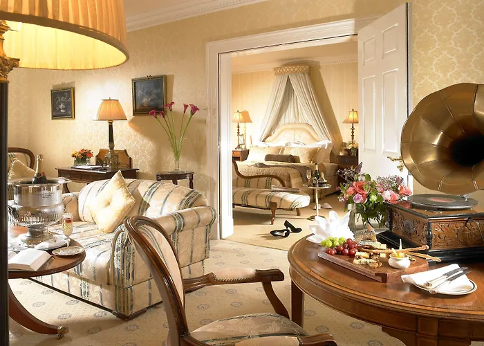 Hayfield Manor מלון 5*